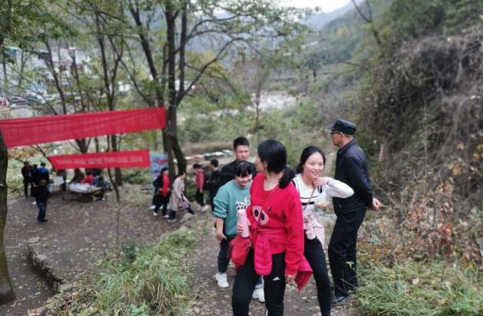 鑫安安防徒步人員開(kāi)始登山